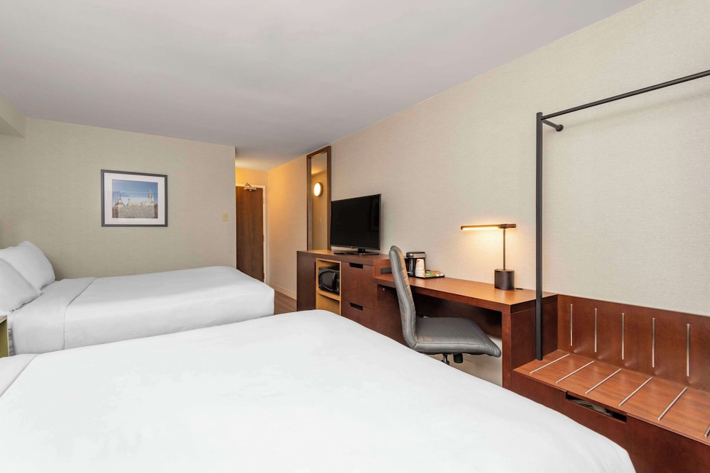 Standard Room, 2 Queen Beds, Ground Floor - Photo 2