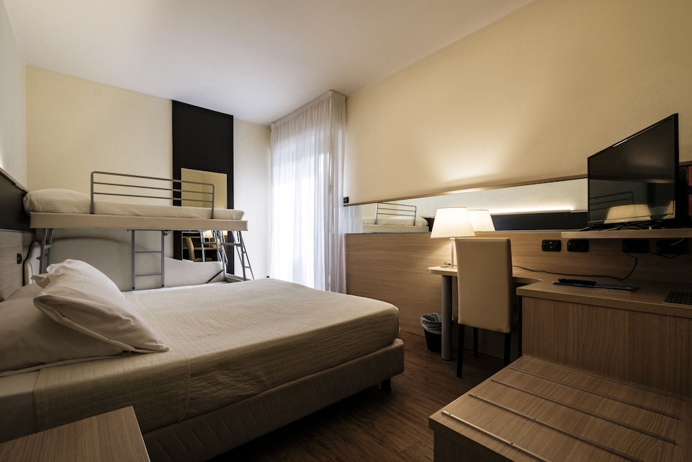 Quadruple Room - Photo 1
