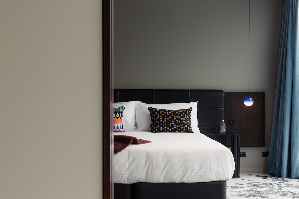 The Suite - Photo 11