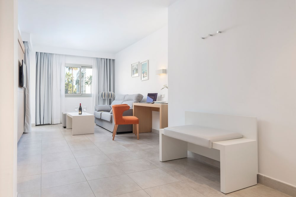 Suite, Balcony, City View photo 2
