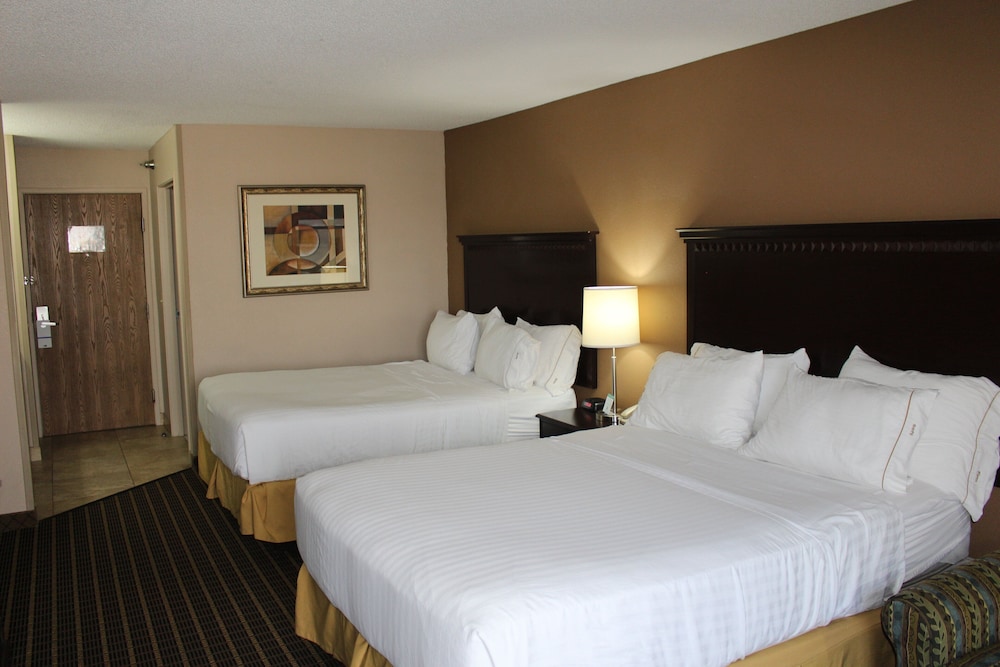 Standard Room, 2 Queen Beds - Photo 1