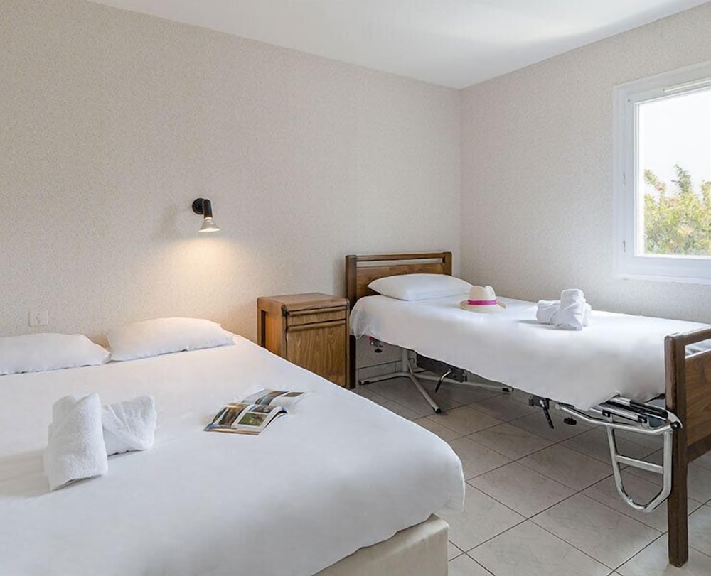 Room, 3 Bedrooms, Accessible photo 1