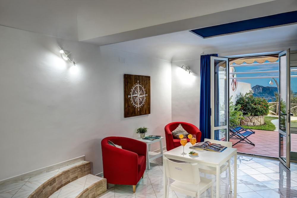 Deluxe Studio, 1 Queen Bed, Balcony, Sea View - Photo 1