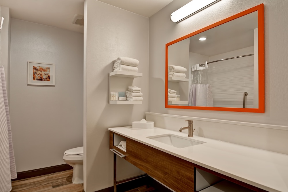 Room, 2 Queen Beds, Refrigerator - Photo 4