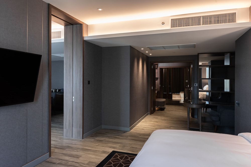 Signature Suite, 1 King Bed with Sofa bed photo 2