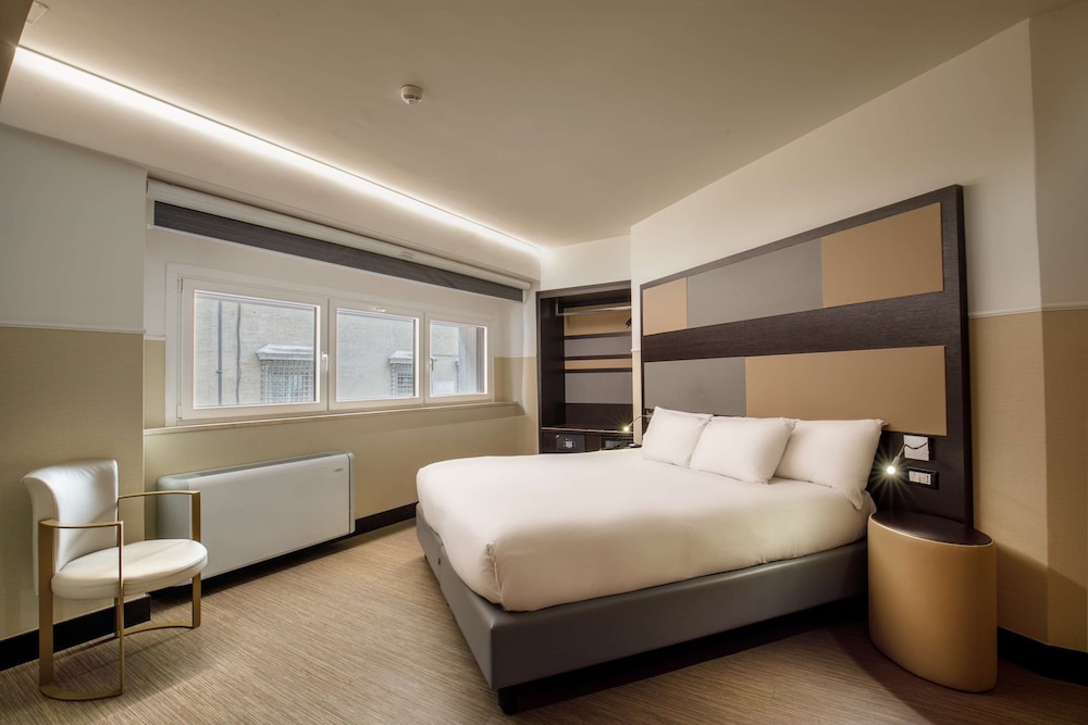 Room, 1 King Bed thumbnail 5