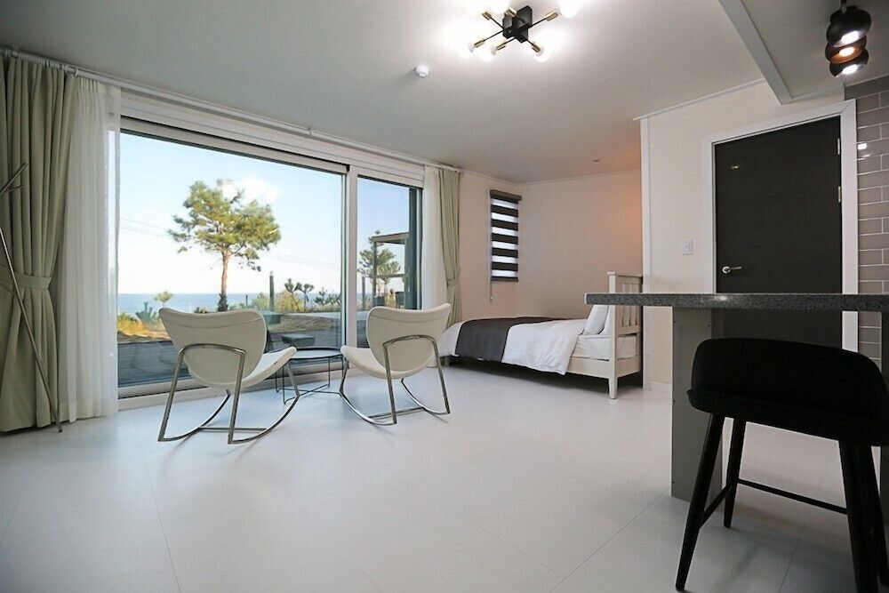 Room (102) photo 2