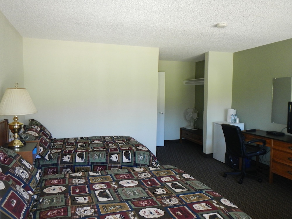 Basic Single Room, 2 Double Beds photo 3