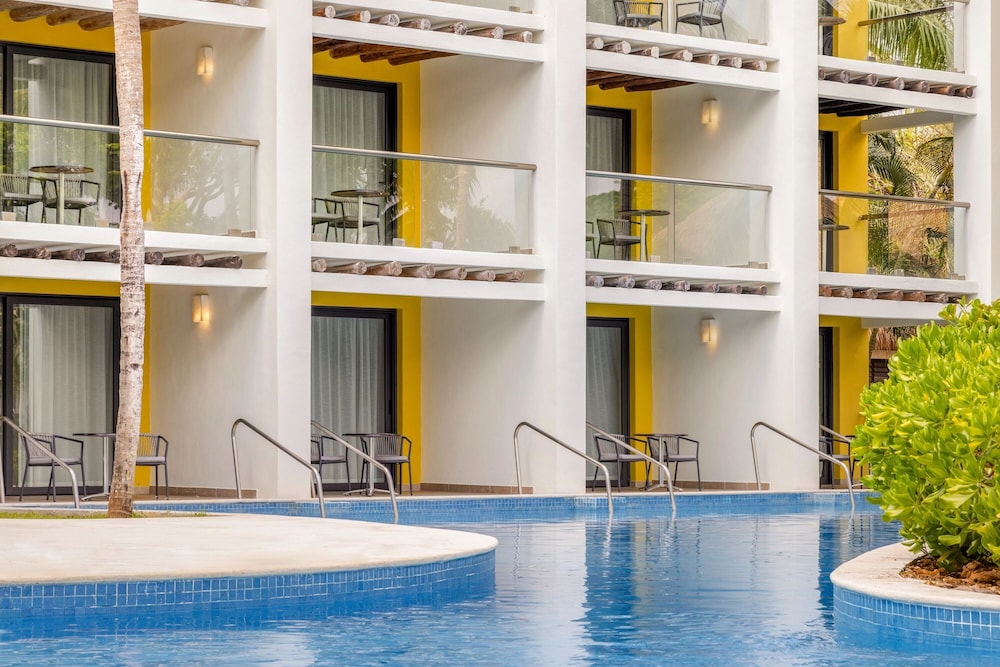 Junior Suite Pool View Swim Out King