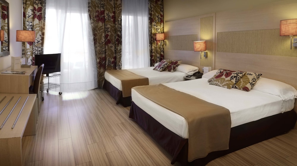 Comfort Triple Room, Balcony - Photo 2