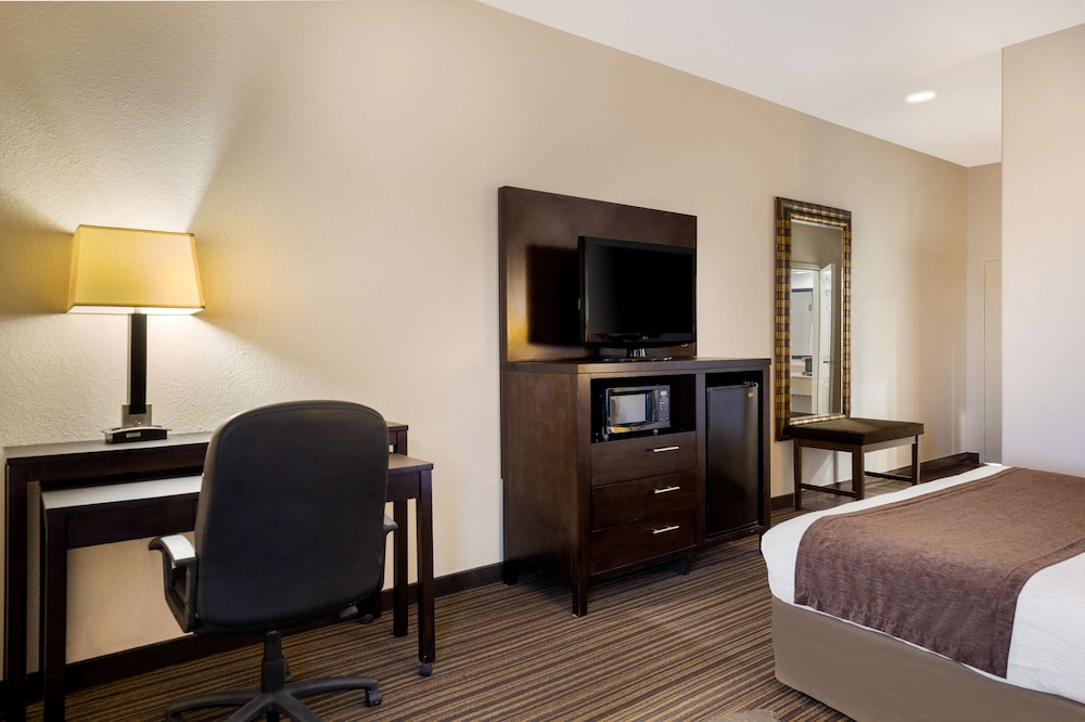 Standard Room, 1 King Bed, Bathtub photo 3