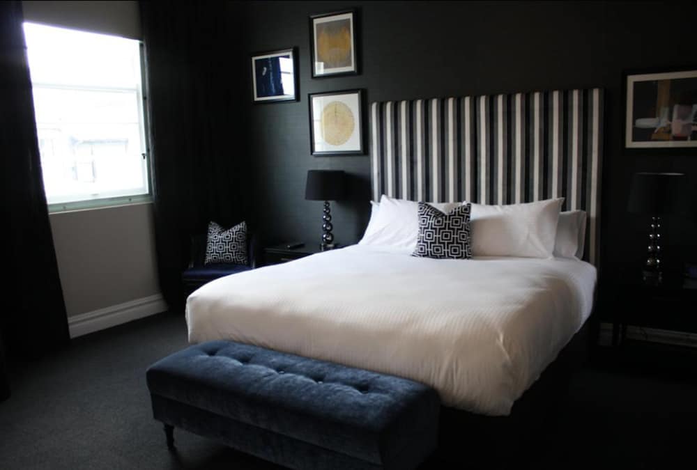 Deluxe Heritage King Suite