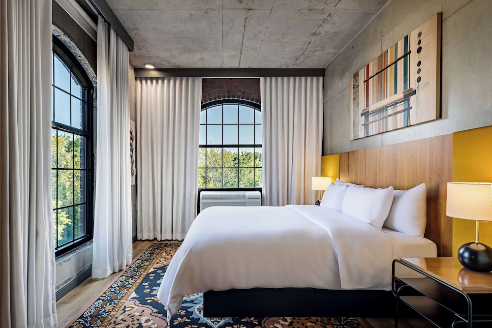 Room, 1 King Bed, River View, Corner - Photo 1