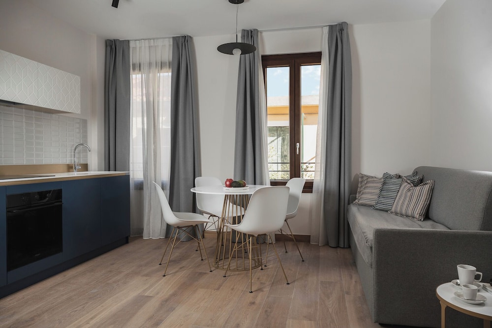 Superior Apartment, Canal View (C21) photo 2