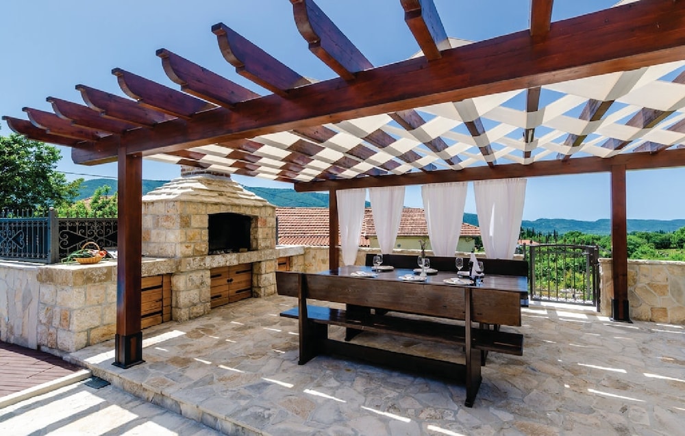 Villa (Five-Bedroom Villa with Terrace and S) photo 2