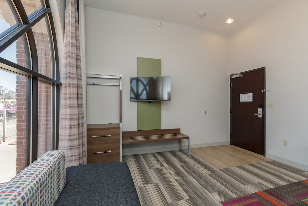Suite, 1 King Bed - Photo 11