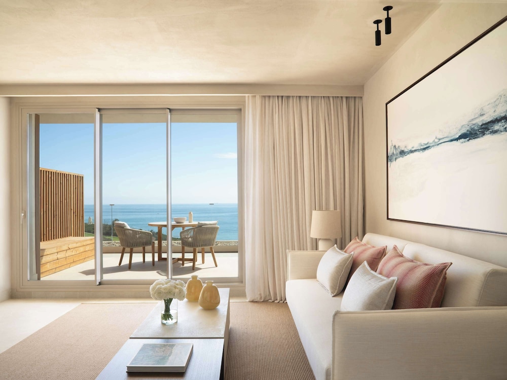 FOUR BEDROOM SEA VIEW POOL VILLA 4 King 450sqm