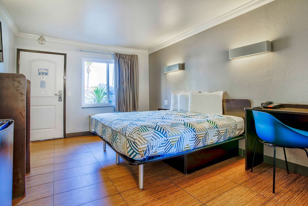 Standard Room, 1 King Bed, Non Smoking, Refrigerator & Microwave - Photo 3