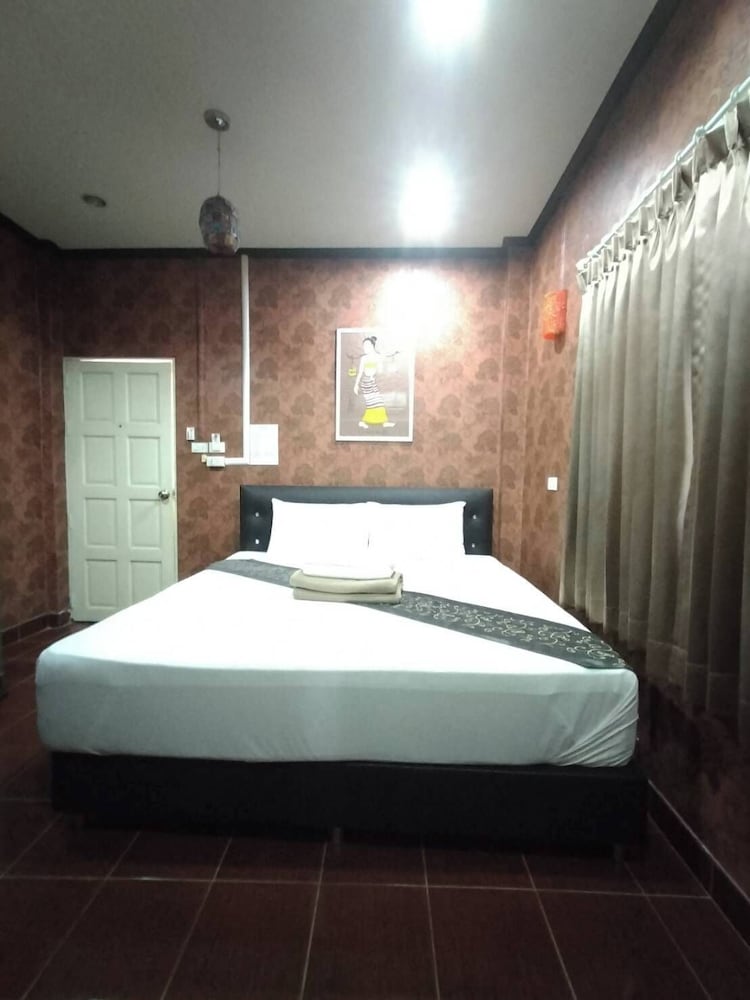 Basic Room, 1 King Bed, Non Smoking photo 3