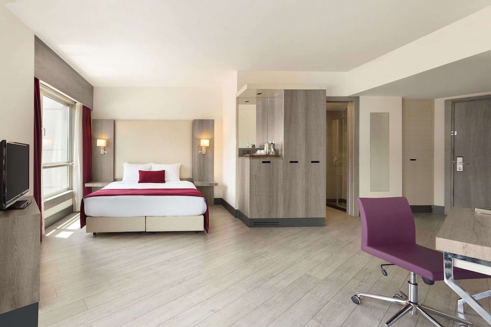 Suite, 1 King Bed with Sofa bed, Non Smoking