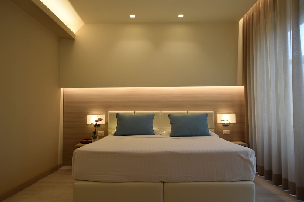 Superior Room, 1 Double or 2 Twin Beds, Balcony, City View photo 3