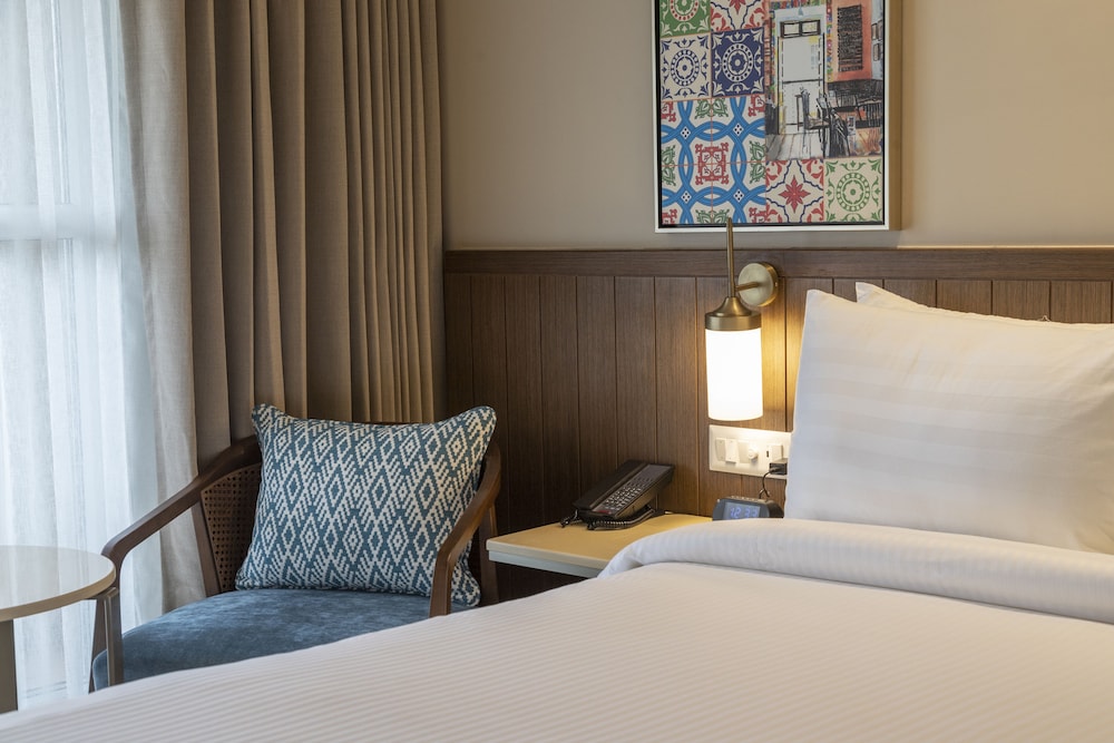 Suite, 1 Queen Bed, Balcony - Photo 9
