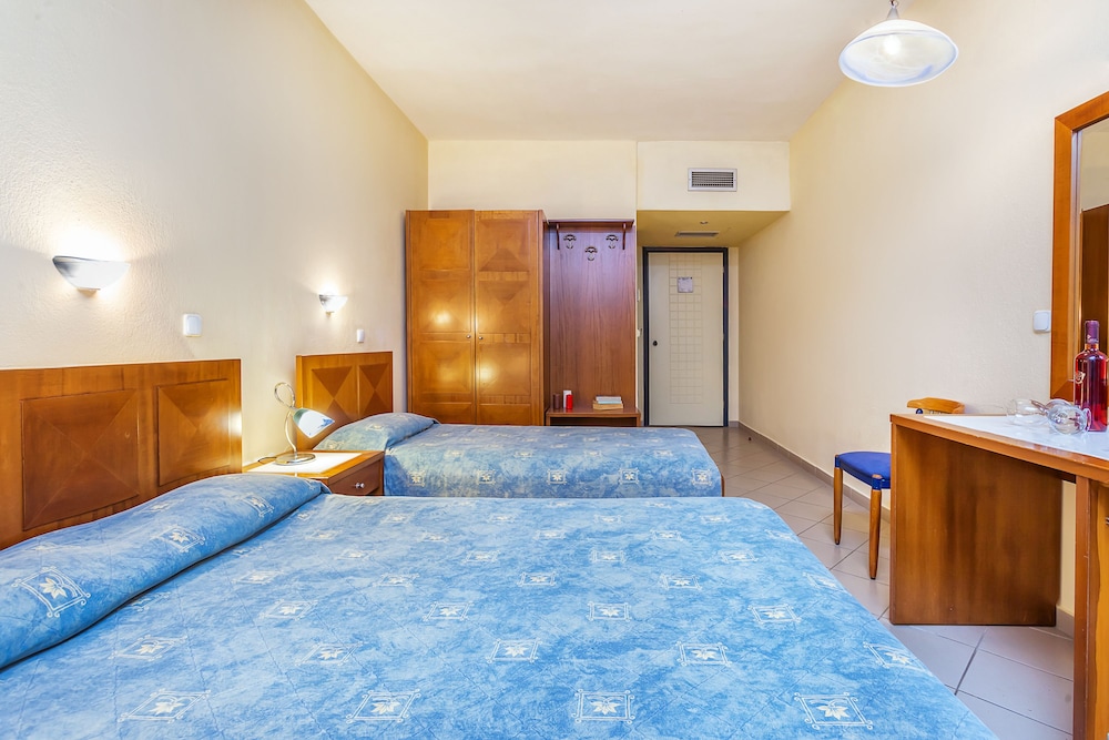 Standard Triple Room photo 2