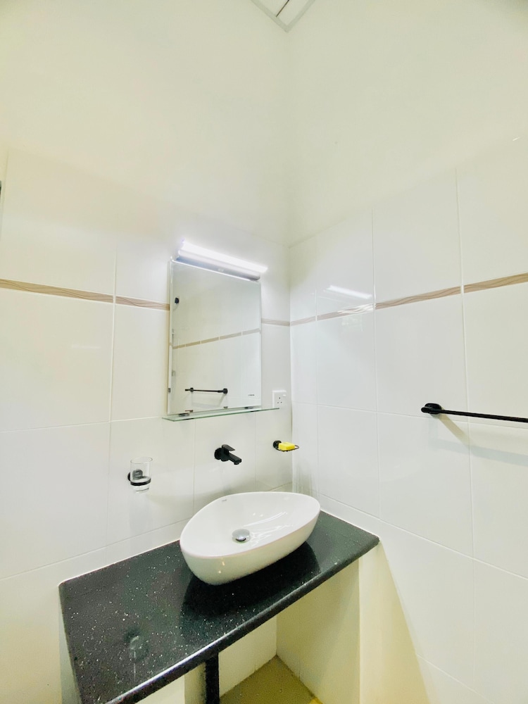 Deluxe Double Room, 1 Queen Bed, Non Smoking, Lake View photo 3