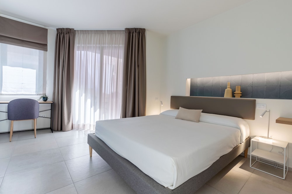 Superior Room, 1 Queen Bed photo 2