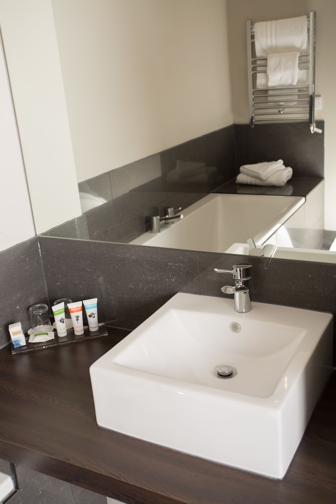 Contemporary Executive Twin Room - Photo 4