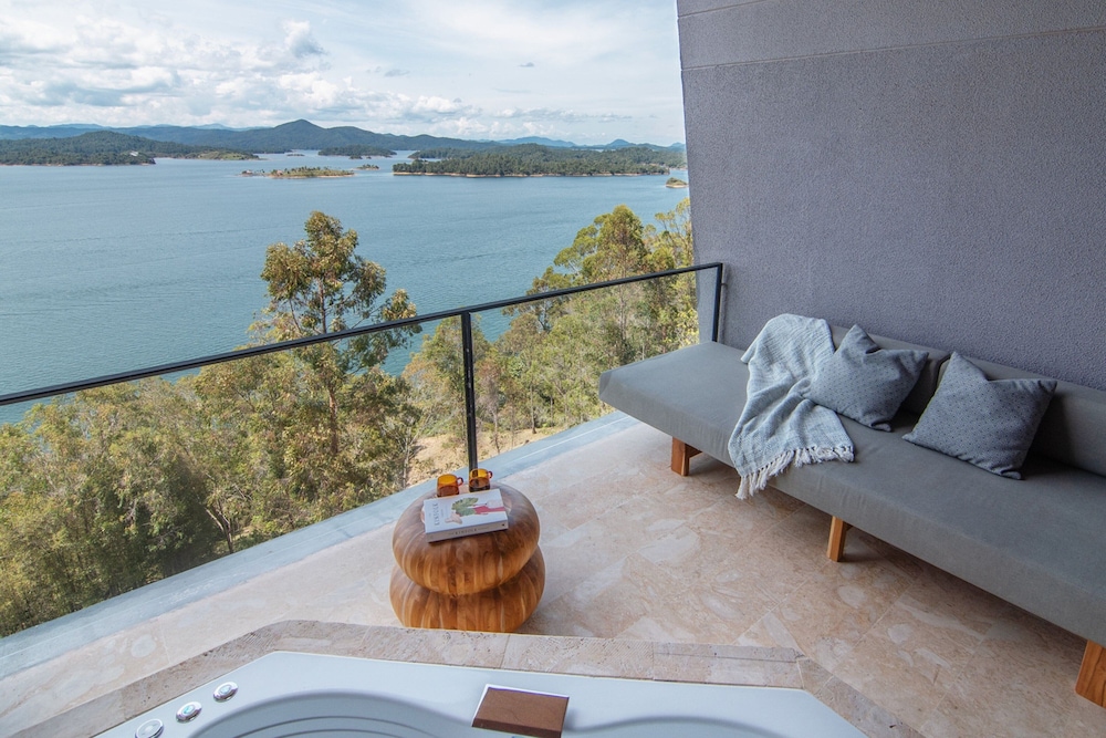 Junior Suite, 1 King Bed with Sofa bed, Lake View (Balcony) photo 3