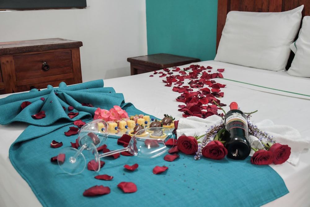Honeymoon Suite - Photo 2