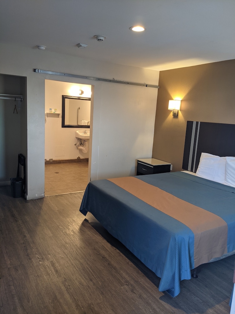 1 King Bed, Accessible with Roll-in Shower