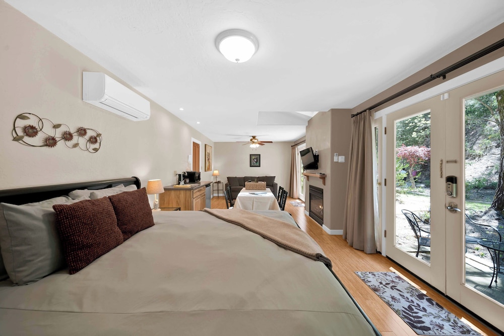Luxury Room, 1 King Bed with Sofa bed, Jetted Tub (Hummingbird) photo 1