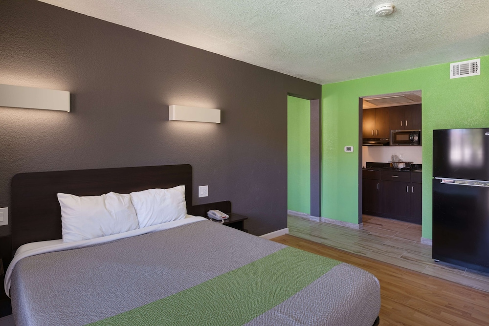 Deluxe Suite, 1 Queen Bed, Non Smoking, Kitchenette - Photo 5