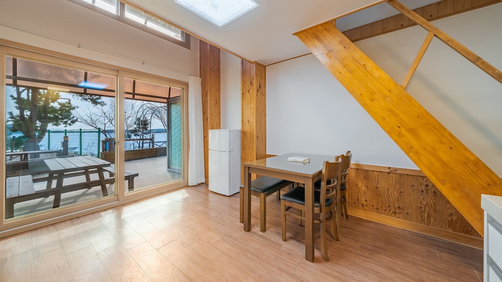 Basic Room, 1 Bedroom (Room 103(Ocean View /BBQ /Terras))