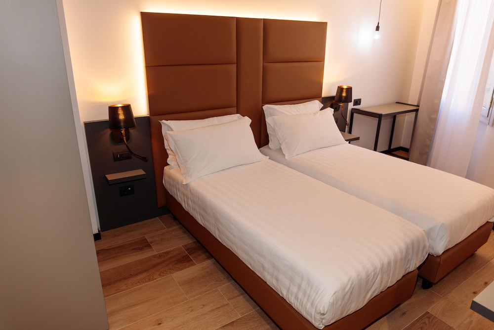 Design Double or Twin Room, Shared Bathroom