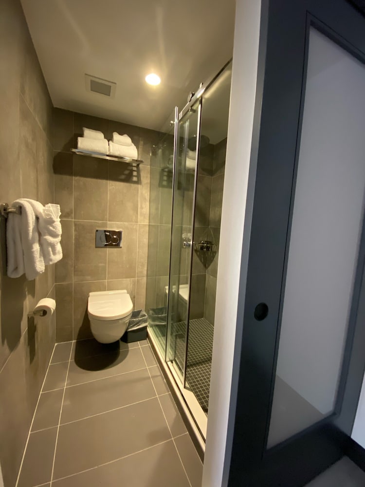 Room, 1 Queen Bed, Non Smoking (Empire) thumbnail 6