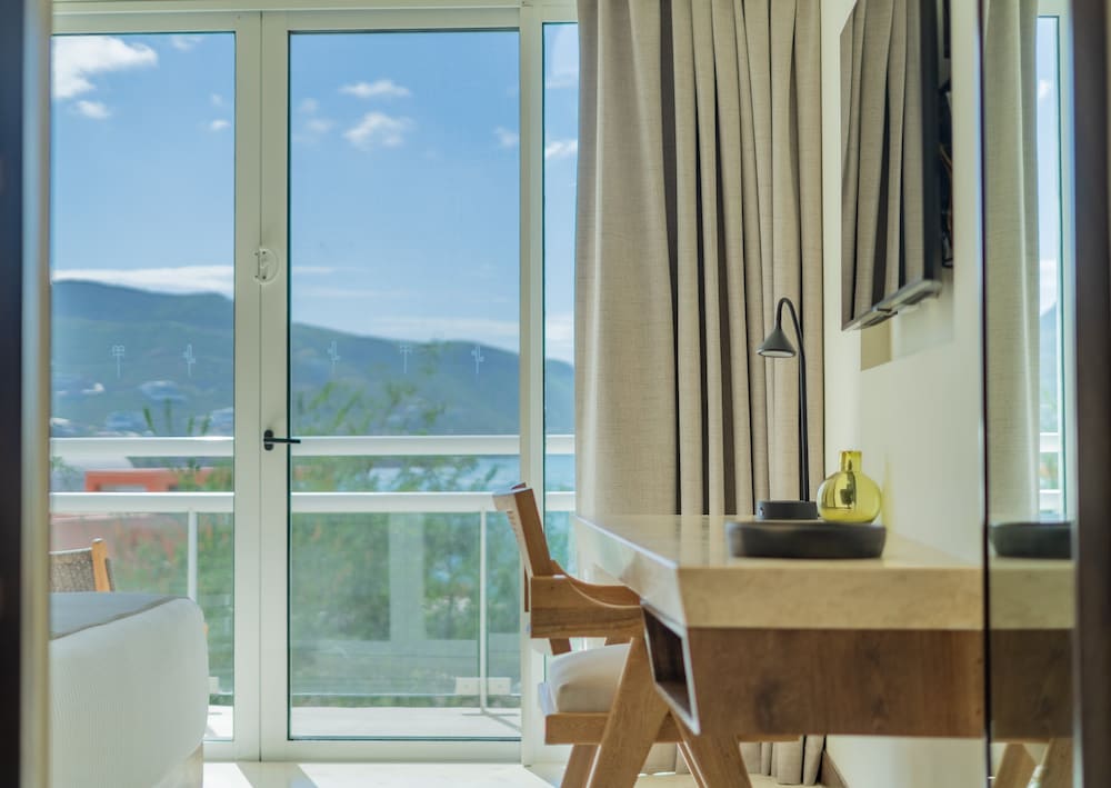 Standard Room, 1 King Bed, Sea View - Photo 2