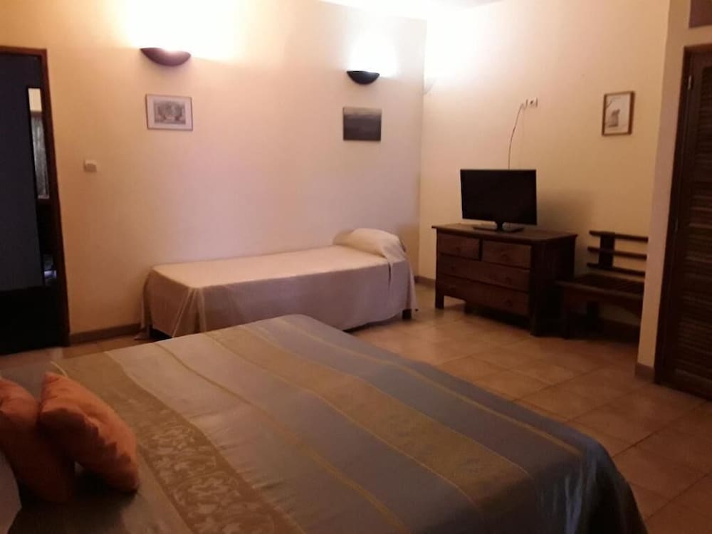 Deluxe Triple Room, City View photo 2