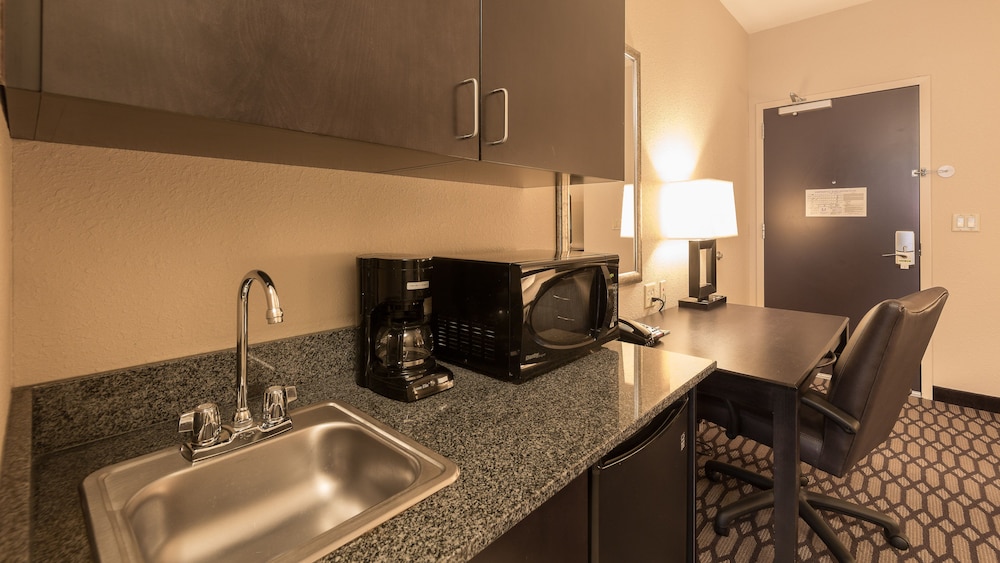 Suite, 1 Bedroom - Photo 2