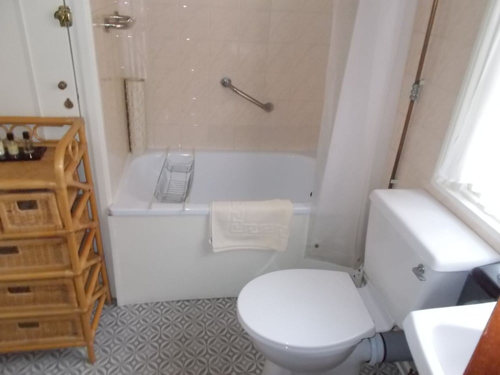 Single Room, Private Bathroom photo 3