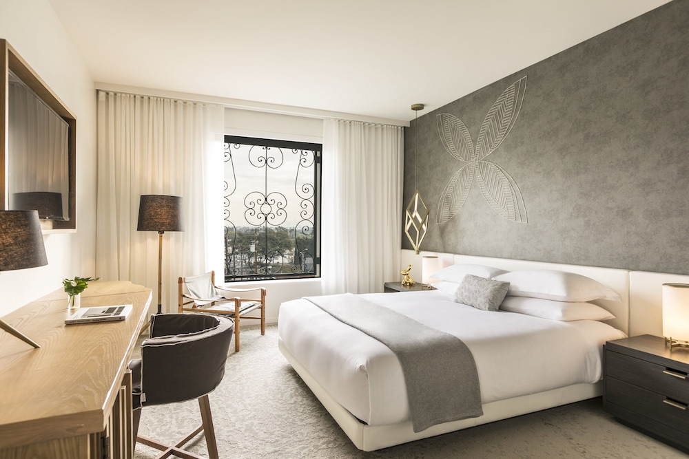 Premium King Room with One King Bed and Spa Access (Non Smoking) thumbnail 5