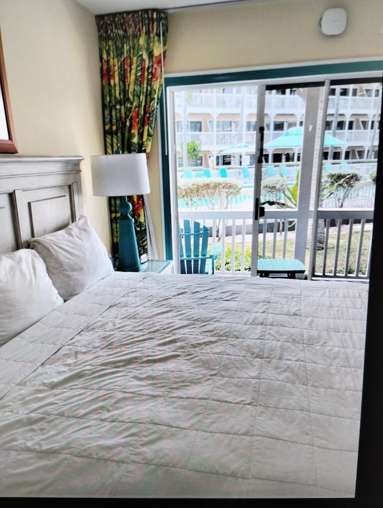 Studio Suite, 1 Queen Bed, Kitchen, Poolside photo 1