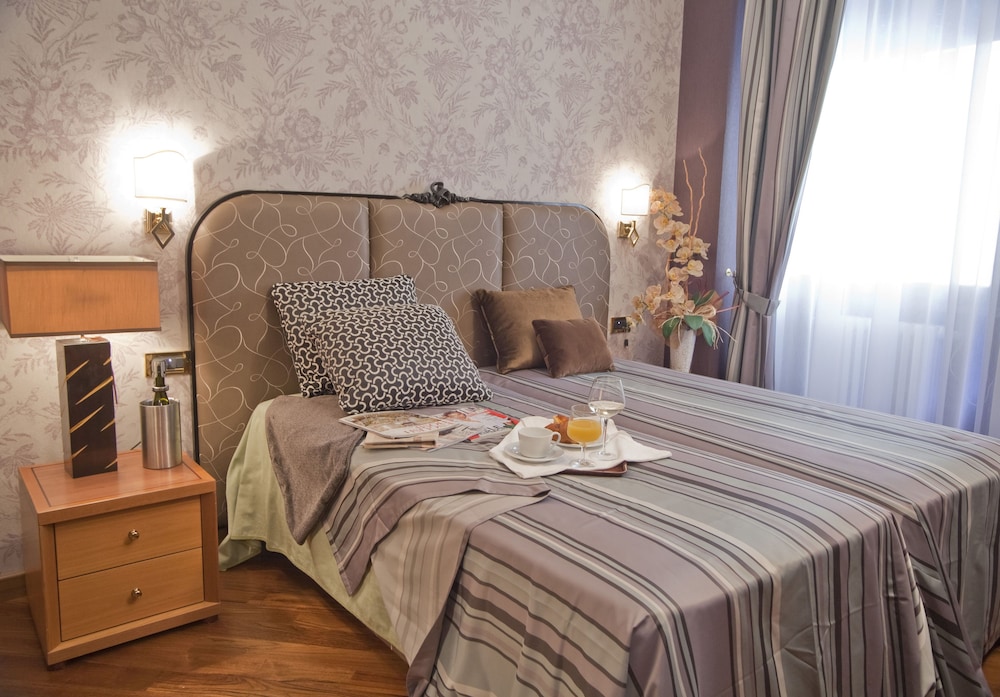 Double or Twin Room - Photo 10