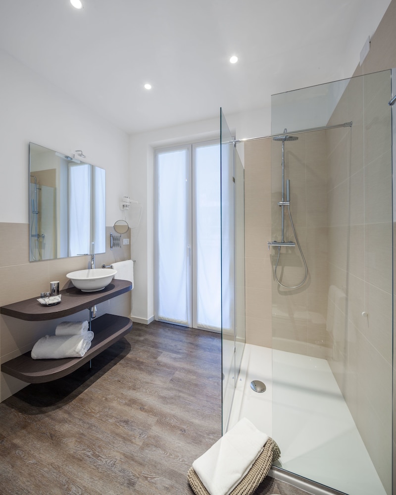 Apartment, 2 Bedrooms, Kitchenette thumbnail 6