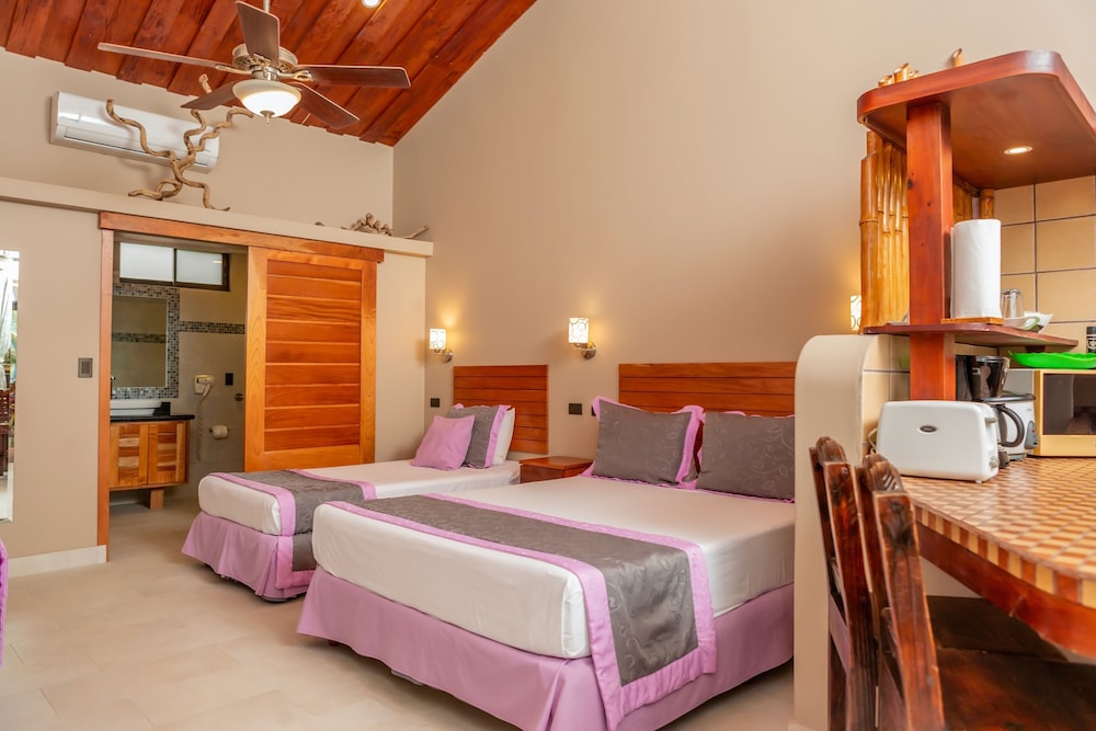 Standard Studio, 2 Queen Beds, Kitchenette