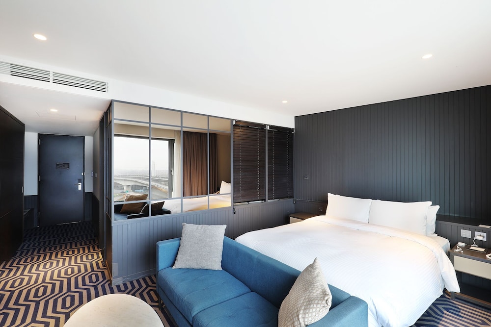 Premier Suite Room (Complimentary Pool Access for 2) - Photo 9