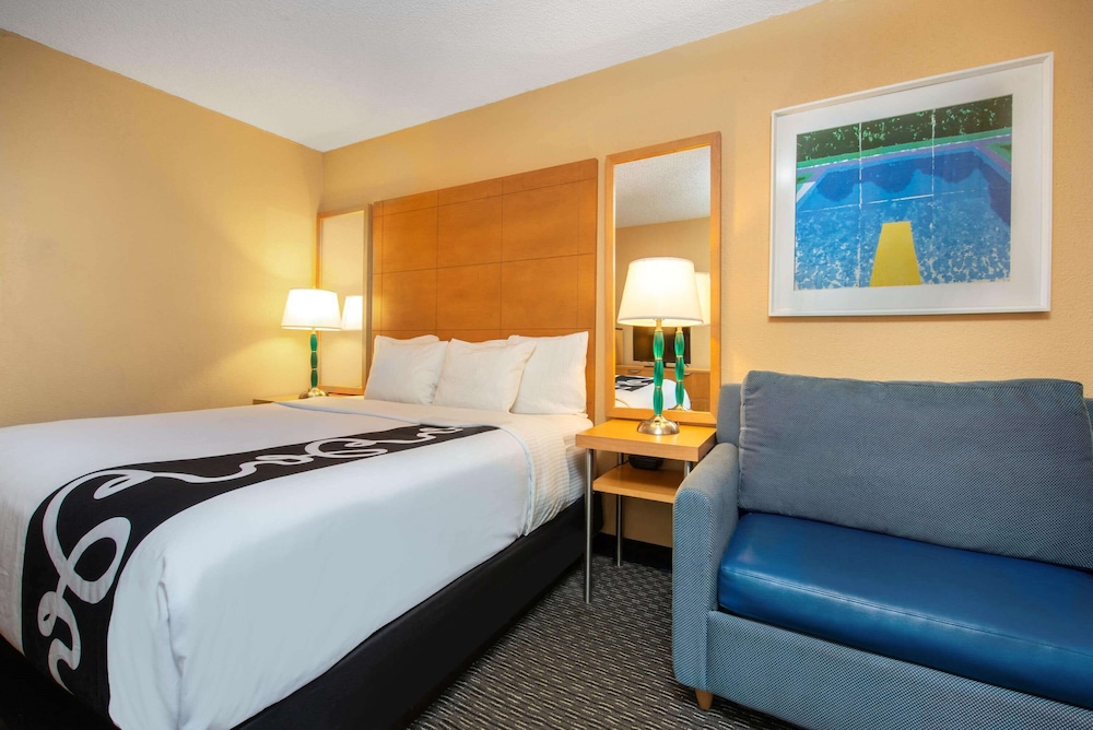 Room, 1 Queen Bed, Pool View (Mobility Accessible) - Photo 2