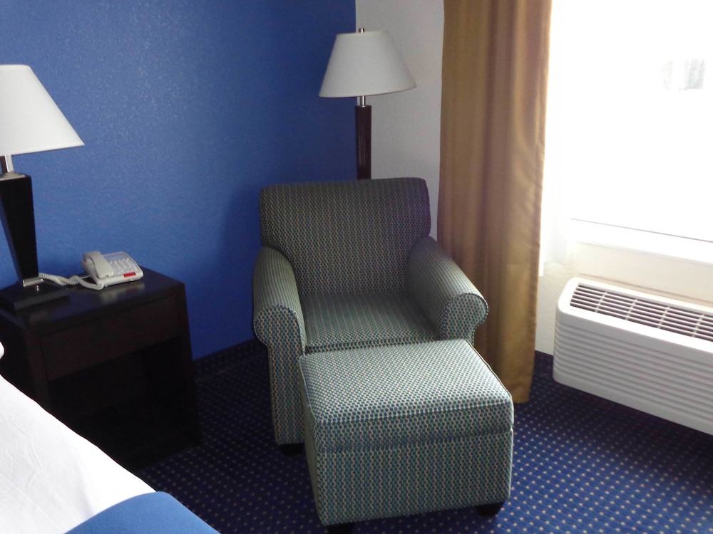Suite, 1 King Bed with Sofa bed (Wet Bar) - Photo 3